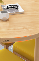 Ensemble simple de table et de chaises pouvant accueillir un petit appartement décontracté, balcon, petite table ronde et tabouret