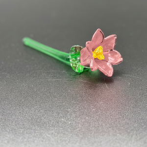 Fleur rose en verre soufflé à la main avec tige verte, artisanat décoratif, objet de collection, cadeau - Product Image 1