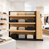 Étagère de présentation gondole double face en bois clair à 4 niveaux avec étagères arrière et latérales, base noire, usage commercial