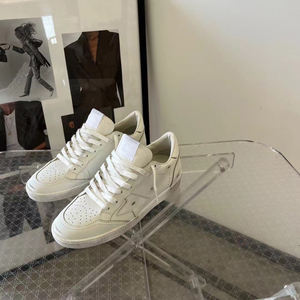 Zapatillas Deportivas Retro de Lujo con Diseño Exclusivo, Antideslizantes, de Pluma de Ganso Blanca, de Alta Calidad, Cómodas, Estilo Urbano, Doradas con Efecto Desgastado - Product Image 1