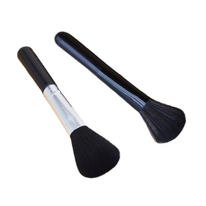 Brocha de maquillaje negra de 3.5 cm con fibras sintéticas y mango de plástico para bronceadores e iluminadores - Product Image 1