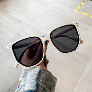 Gafas de Sol para Mujer Qianai, Montura Grande, Lentes de PC con Protección UV400, Remaches Punteados Irregulares, Estilo Urbano, Gafas de Sol de Moda - Product Image 5