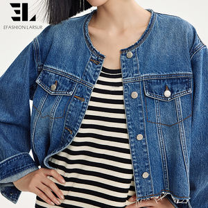 جاكيت جينز نسائي مخصص من مصنع LARSUR، صديق للبيئة، مصنوع من الليوسيل الناعم، بتصميم بومبر، بغسيل متقن، بأزرار، قصير - Product Image 4