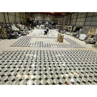 Carrelage en marbre à motifs floraux découpés au jet d'eau, carrelage en marbre incrusté pour les sols de hall et de couloir
