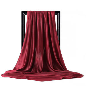 Elegante Sciarpa in Raso di <span class=keywords><strong>Seta</strong></span> con Motivo Floreale Argento e <span class=keywords><strong>Blu</strong></span> per Donna, Accessorio di Lusso, <span class=keywords><strong>Foulard</strong></span> Quadrato Grande 90cm e Copricapo - Product Image 3