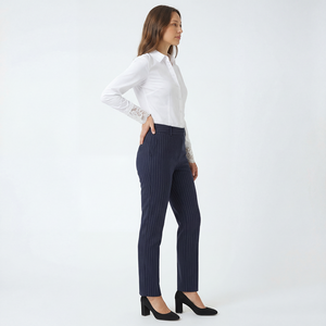 Completo da Ufficio da Donna OEM ODM 2 Pezzi: Camicia Bianca con Polsini in <span class=keywords><strong>Pizzo</strong></span> e Pantaloni Blu Navy a Righe Sottili - Abbigliamento da Lavoro Business Casual - Product Image 4