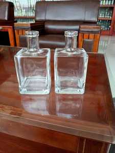 <span class=keywords><strong>Bouteille</strong></span> <span class=keywords><strong>de</strong></span> liqueur <span class=keywords><strong>de</strong></span> 1 litre bouteilles d'<span class=keywords><strong>alcool</strong></span> vides en verre <span class=keywords><strong>bouteille</strong></span> <span class=keywords><strong>de</strong></span> spiritueux en gros - Product Image 4