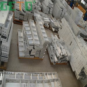Nuevos moldes de hormigón con las columnas de la estructura - Product Image 1