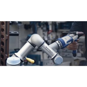 Robot 6 axes UR7e hautement flexible, capacité de charge utile de 7,5 kg, rayon d'action de 850 mm, moteur servo-électrique IP65, puissance de 1 kW - Product Image 1