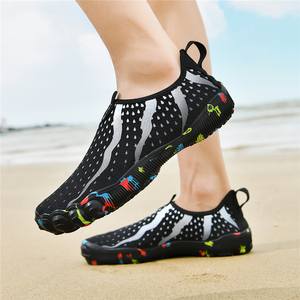 Zapatos de agua de neopreno para natación unisex, zapatillas de buceo antideslizantes de talla grande para playa al aire libre, para hombre - Product Image 1