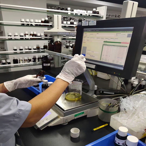 Exclusivo Set de Body Mist en Botella de Vidrio Ecológica con Aroma a Pistacho, con Fragancia Personalizable para el Uso Diario - Product Image 4