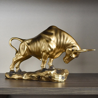 Kerajinan Resin Feng Shui Patung Banteng Emas Patung Sapi Modern untuk Dekorasi Meja Ruang Tamu Lemari TV Ruang Belajar