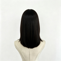 Perruque lisse et bouclée couleur thé noir, fabriquée avec des fibres lisses anti-frisottis, idéale pour le coiffage quotidien.