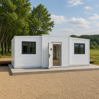 Maison conteneur pliable extensible blanche avec entrée ouverte pour le glamping et l'hébergement temporaire