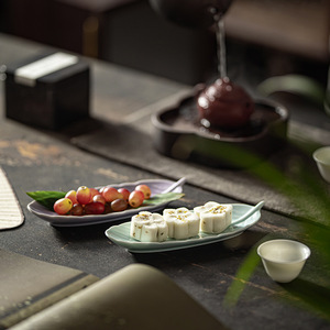Assiette à fruits en céramique en forme de feuille, plat à dessert créatif en porcelaine pour table à thé, plateau d'offrande de mariage et de fiançailles, style rétro de luxe - Product Image 3