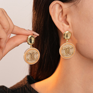 Pendientes de gama alta con temperamento Ins de estilo palaciego francés, pendientes de acero inoxidable con letras Retro chapadas en oro de 18K para mujer - Product Image 5