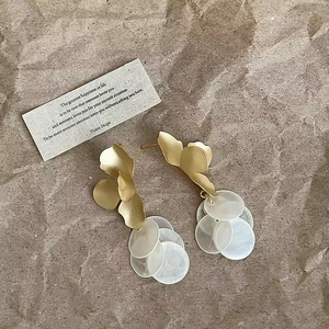 Pendientes Colgantes de Flor con Perlas y Circones Chapados en Oro Vintage para Mujer, Aretes Geométricos de Moda con Exageración, Accesorios de Joyería - Product Image 5