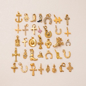 Fe y Fortuna |   Colgantes Vintage con Baño de Oro PVD de 18K: Cruz, Herradura e Hamsa |   Colgantes Impermeables, Hipoalergénicos y Duraderos - Product Image 1