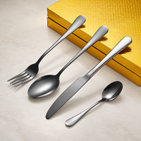 Ensemble de 24 couverts contemporains en acier inoxydable finition miroir, couteaux, fourchettes et cuillères, dans un coffret cadeau pour la salle à manger à domicile