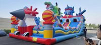 Château gonflable combiné toboggan et château rebondissant sur le thème de la région polaire arctique pour le carnaval de Noël
