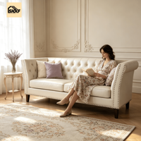 Sofa Tiga Dudukan Chesterfield Kulit PU Warna Krem Beige dengan Sandaran Berumbai Motif Berlian, Hiasan Paku, dan Lengan Bergulung untuk Area Resepsi Hotel