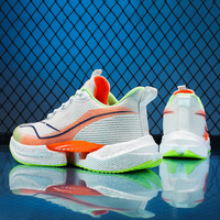 Stock prêt de chaussures de sport légères de haute qualité pour hommes pour l'été et le printemps respirantes avec fonction d'absorption des chocs pour la course à pied