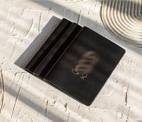 Couverture de menu en cuir avec logo en relief noir, reliure à vis interne, pour restaurants et grossistes sur mesure