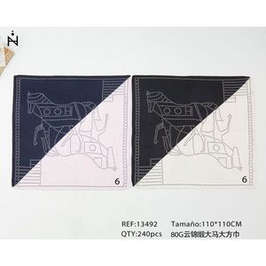 Sciarpa quadrata grande in broccato 110x110 cm 80G con motivo a cavallo per uomo e donna - Product Image 3