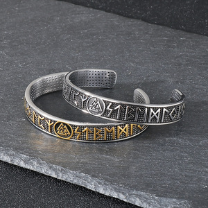 Bracelet en acier inoxydable texturé gravé de runes <span class=keywords><strong>Viking</strong></span> Triquetra C-Bracelet personnalisable Bijoux de mythologie nordique pour hommes - Product Image 1