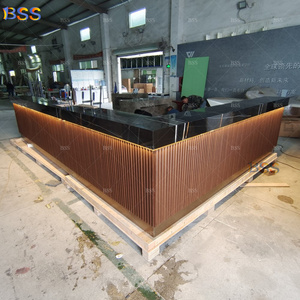 Elegante Barra de vino elegante Barra de bar para restaurante Barra de cóctel funcional con riel de pie de latón - Product Image 5