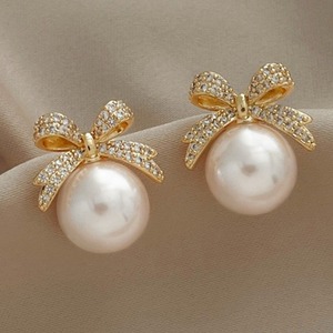 Accessoires de gros élégants: Boucles d'oreilles à nœud aiguille en argent avec diamant et perle pour femme - Product Image 1