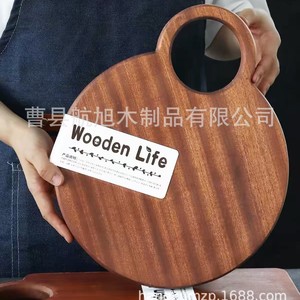 Tabla de cortar redonda de madera de acacia WoodenLife con asa para uso en la cocina - Product Image 3