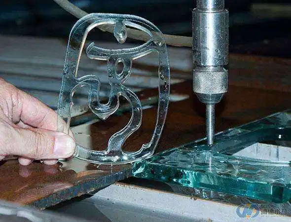גודל קטן חותך סילון מים הנעת סילון מים מכונת CNC לחיתוך שיש אבן מתכת 3 4 5 ציר מכונת חיתוך סילון מים