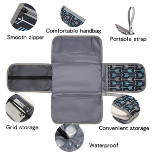 Échantillon gratuit <span class=keywords><strong>matelas</strong></span> à <span class=keywords><strong>langer</strong></span> de voyage léger compact et pliable pour bébé imperméable avec oreiller intégré couvre-couche inclus - Product Image 2