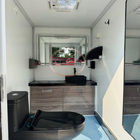 Toilettes mobiles remorquables robustes et sanitaires extérieures montées sur remorque avec réservoir de déchets anti-fuite et système de ventilation à chasse d'eau