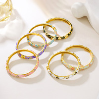 Gelang pesona bertumpuk gaya istana vintage wanita, berlapis emas kuningan, warna segar manis, enamel bunga dengan efek minyak yang berkilau