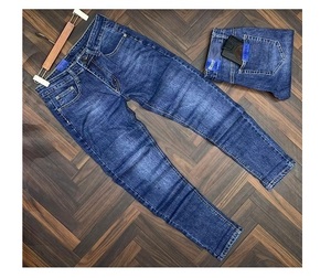 Jeans slim pour homme, denim durable, coupe confortable pour les voyages et les activités de plein air - Product Image 1