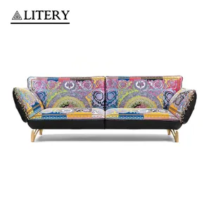 ספה בוהמית צבעונית, ספה תלת מושבית בדוגמת תוסס, עיצוב אקלקטי עם רגלי זהב, עיצוב ייחודי