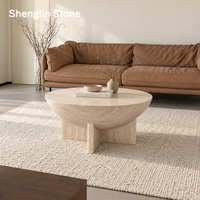 Table basse en travertin naturel véritable sur mesure, forme de bol, table centrale en pierre courbée pour un espace de vie moderne et organique dans une villa