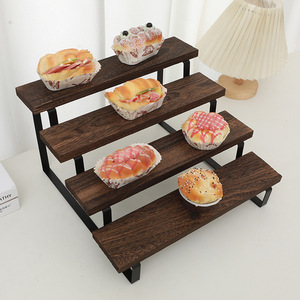 Étagère à desserts à quatre niveaux en fer et bois pour le rangement en boulangerie - Product Image 1