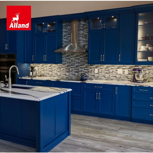 Mobile da Cucina Personalizzato Alland in Stile Moderno con Finitura Laccata Opaca, Pannello Shaker in Legno Massello e Piano di Lavoro Sbalzato - Product Image 3