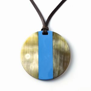 Collar con Colgante de Cuerno de Búfalo Hecho a Mano de Estilo Étnico, Joyería Ecológica de Material Natural de Vietnam - Product Image 1