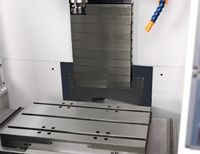 Centre d'usinage CNC multifonctionnel vertical 8 axes pour le fraisage et le taraudage, idéal pour le traitement des métaux en vente au détail, avec pompe incluse
