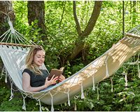 Hamac balançoire d'extérieur moderne, grand, durable et écologique avec support en bois et tissu en coton à pompons pour patio, arbre, parc et camping
