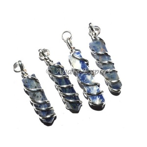 Sodalite Crayon pierre argent fil Enroulé Pendentifs en pierre - Product Image 1