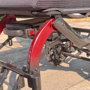 รถเข็นคนพิการกึ่งคาร์บอนความทนทานสูง โครงสร้างไฮบริดจากอะลูมิเนียมอัลลอยด์และคาร์บอนไฟเบอร์ - Product Image 3