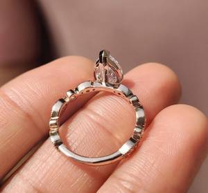 Anillo de Compromiso con Diamante Cultivado en Laboratorio Avira Jewels, Oro Sólido de 10-18k, Corte Pera de 1 Quilate, Personalizable, Sin Níquel, Sin Plomo, Clásico - Product Image 4