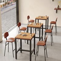 Chaise de restaurant, café, hôtel, bar, bar à domicile, avec cadre en métal de qualité commerciale, revêtement en similicuir, assise rembourrée, dossier bas en bois et repose-pieds