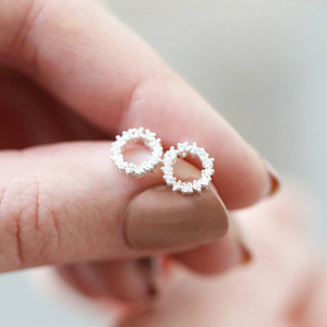 Orecchini a Perno Rotondi Semplici e Cavi per Donne, Accessori Moda per Uso Quotidiano, Outfit Casual e Regalo - Product Image 1