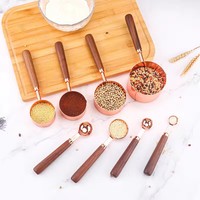 Cuillère à mesurer en acier inoxydable plaqué cuivre ensemble de 8 avec des tasses à mesurer en métal de capacité différente pour la maison de cuisine